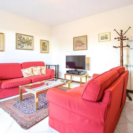 2 Bedroom Cozy In Viareggio