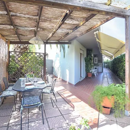 2 Bedroom Cozy In Appartamento Viareggio