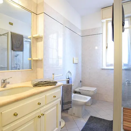 2 Bedroom Cozy In * Viareggio