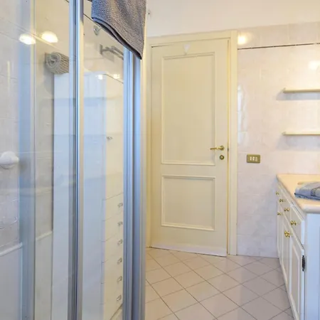2 Bedroom Cozy In Apartmán Viareggio