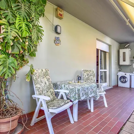 2 Bedroom Cozy In * Viareggio